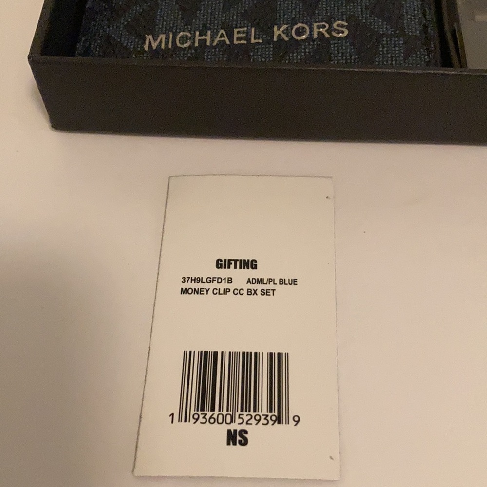 MICHAEL KORS Logo Card Case with Bill Clip - Picture 9 of 9